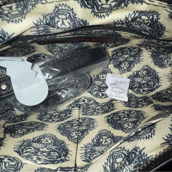 NWT Ed Hardy Iconic Logo Tattoo Print Black Crossbody Shoulder Bag W Charms - Picture 5 of 5